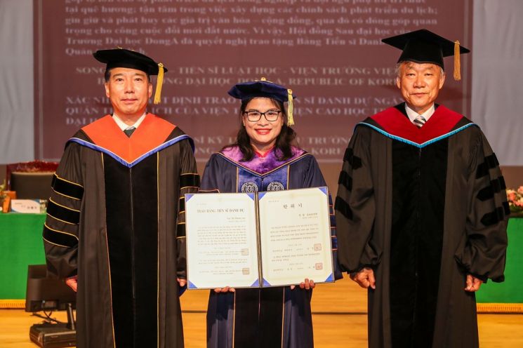 동아대, 베트남 호치민 인문사회과학대 응오티프엉란 총장에 명예 관광경영학 박사 수여