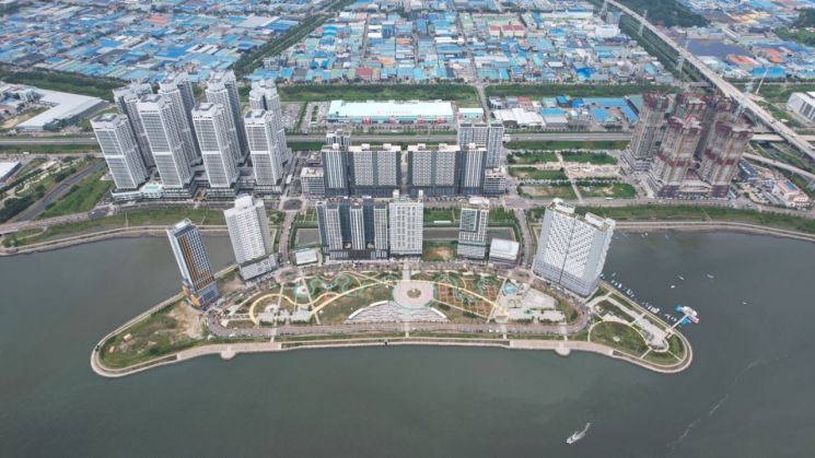 안산시의 맞춤형 컨설팅을 통해 기존 생활형숙박시설의 용도변경이 이뤄진 안산 반달섬 일대 생숙 전경. 안산시 제공