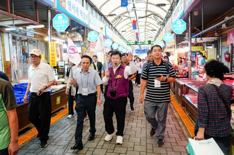 이필형 동대문구청장(가운데)은 27일 "청량리역 광장과 청량리 9개 시장을 연결해 ‘글로벌 넘버원 전통시장’으로 도약시키겠다"고 말했다. 동대문구 제공.