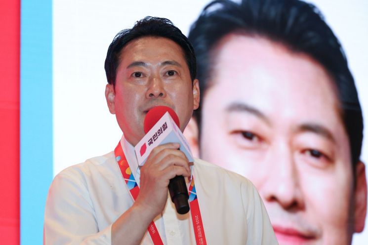 국민의힘 장동혁 대표가 28일 인천국제공항공사 항공교육원에서 열린 2025 국민의힘 국회의원 연찬회에서 인사말을 하고 있다. 연합뉴스