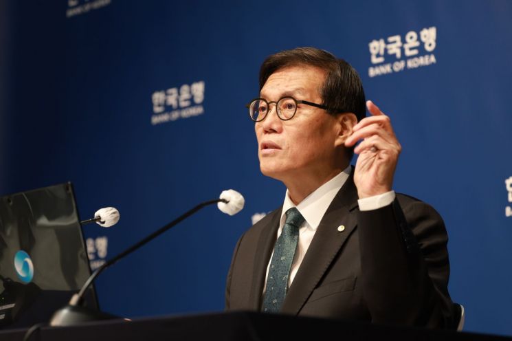 이창용 한국은행 총재가 28일 금융통화위원회 통화정책방향 결정 회의 후 열린 기자간담회에서 질문에 답변하고 있다. 한국은행