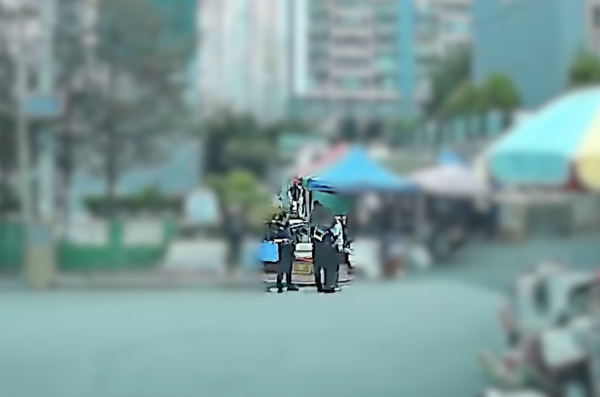 광주 서구 한 아파트 단지에서 금은방 귀금속 절도 사건 피의자가 경찰에 의해 검거되고 있다. 광주경찰청 제공