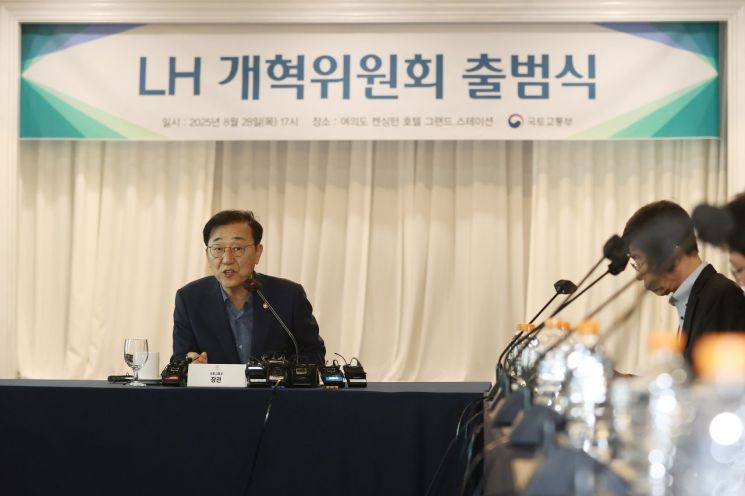 김윤덕 국토교통부 장관이 28일 서울 영등포구 켄싱턴호텔에서 열린 'LH 개혁위원회 출범식'에서 인사말을 하고 있다. 연합뉴스
