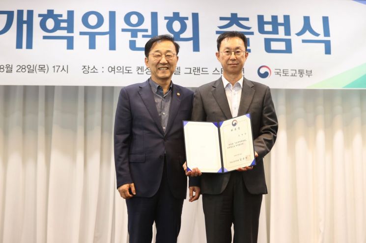 김윤덕 국토교통부 장관(왼쪽)이 28일 서울 영등포구 켄싱턴호텔에서 열린 'LH 개혁위원회 출범식'에서 민간 공동위원장을 맡은 임재만 세종대 교수와 기념촬영을 하고 있다. 연합뉴스