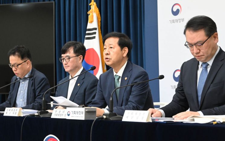 구윤철 경제부총리 겸 기획재정부 장관이 28일 오후 정부세종청사에서 중앙동에서 열린 '2026년 예산안' 상세브리핑에서 발언하고 있다. 왼쪽부터 안상열 재정관리관, 임기근 2차관, 구 부총리, 유병서 예산실장.(출처:기획재정부)