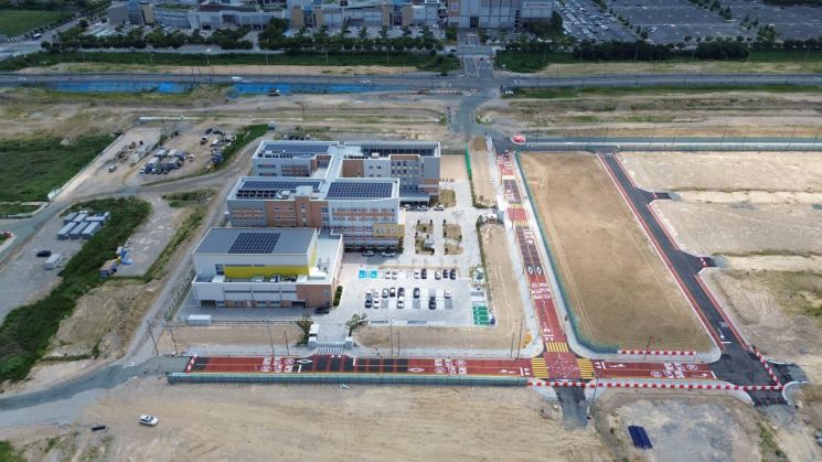 건립 완료 후 개교를 앞둔 경남 김해 장유 신문초등학교. 경남교육청 제공