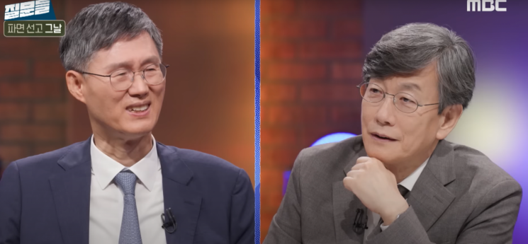 문형배(왼쪽) 전 헌법재판소 권한대행이 28일 MBC 손석희의 질문들에 출연해 손석희와 인터뷰하고 있다. MBC 유튜브 캡처