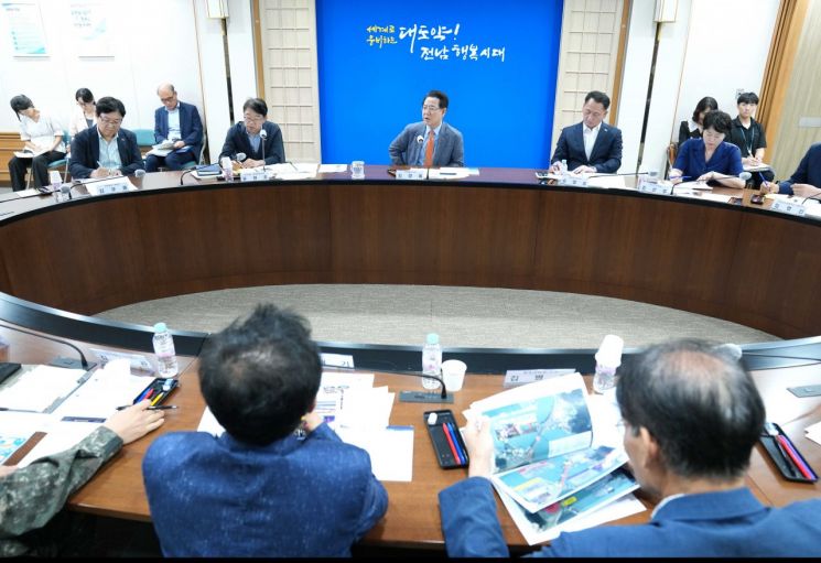김영록 전라남도지사가 28일 도청 정약용실에서 ‘2025 명량대첩축제 추진상황 보고회’를 주재하고 있다. 전남도 제공