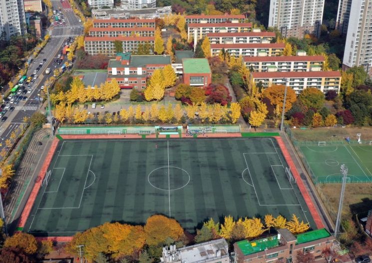 1980년대 지어져 구로공단 여성 근로자의 숙소로 사용됐던 광명시 하안동 '보람채아파트' 전경. 내년 철거후 오는 2028년에는 창업, 문화 기능 등을 갖춘 'K-혁신타운'이 들어설 예정이다. 광명시 제공