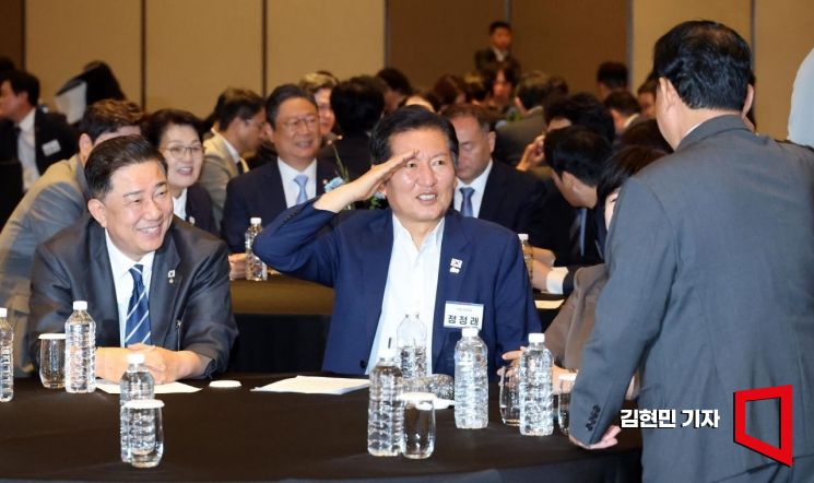 [포토] 거수경례로 인사하는 정청래-김병주