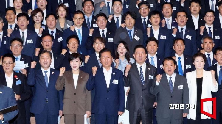 정청래 대표와 김병기 원내대표를 비롯한 더불어민주당 의원들이 29일 인천 중구 영종도 파라다이스시티호텔에서 열린 2025년 정기국회 대비 국회의원 워크숍에서 결의문을 낭독하고 있다. 김현민 기자