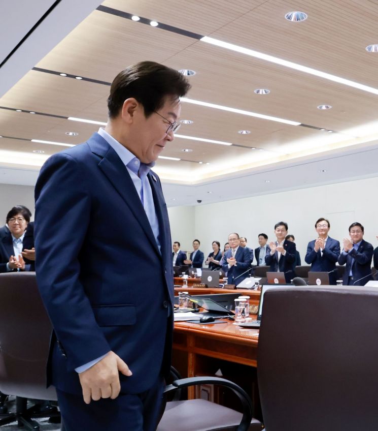 이재명 대통령이 29일 서울 용산 대통령실 청사에서 열린 임시 국무회의에 국무위원들의 기립박수를 받으며 입장하고 있다. 연합뉴스