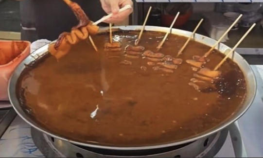 앞서 지난 16일 한 유튜브 채널에는 '부산 길거리 어묵 가격. 3000원? 너무한 거 아닌가요? 부산 어묵 바가지 상황!'이라는 제목의 영상이 올라왔다. 유튜브 채널 '투깝이'