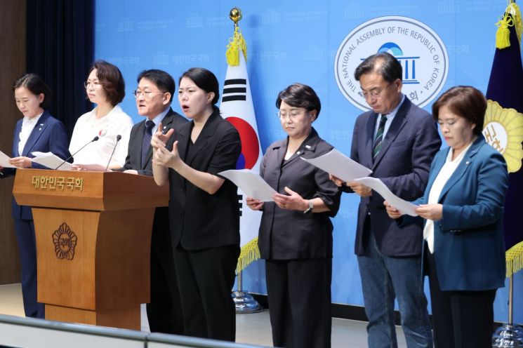 조국혁신당, 반헌법특위법 발의…"내란세력 뿌리 뽑아야"
