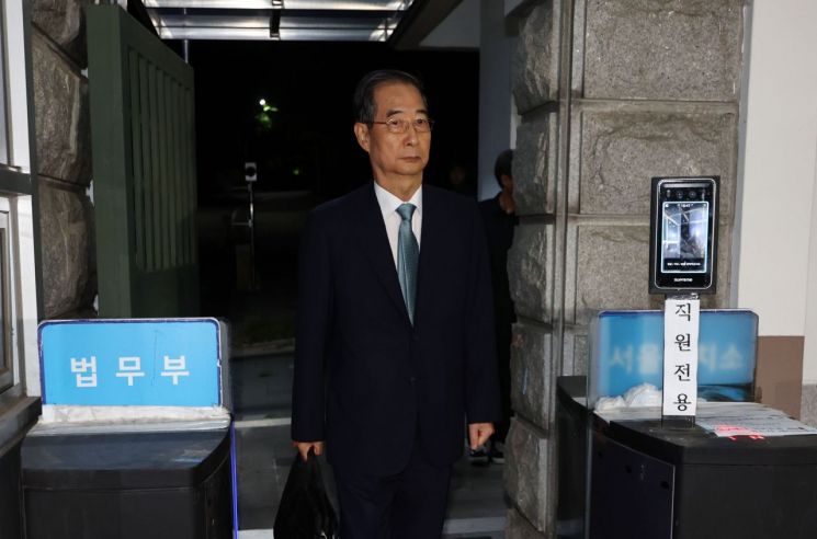 윤석열 전 대통령의 내란 방조 및 위증 등 혐의를 받는 한덕수 전 국무총리가 27일 구속영장이 기각돼 경기도 의왕 서울구치소를 나서고 있다. 연합뉴스