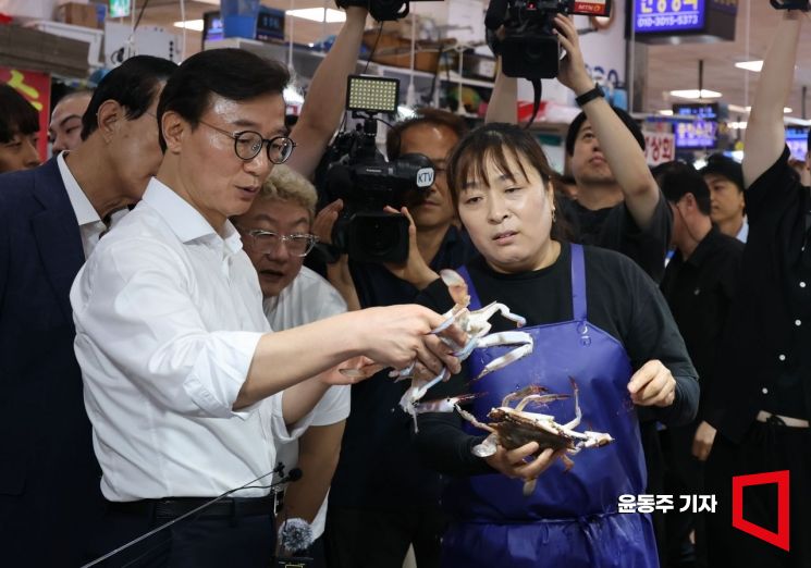 [포토] 전재수 장관, '가을 꽃게 풍년 입니다'