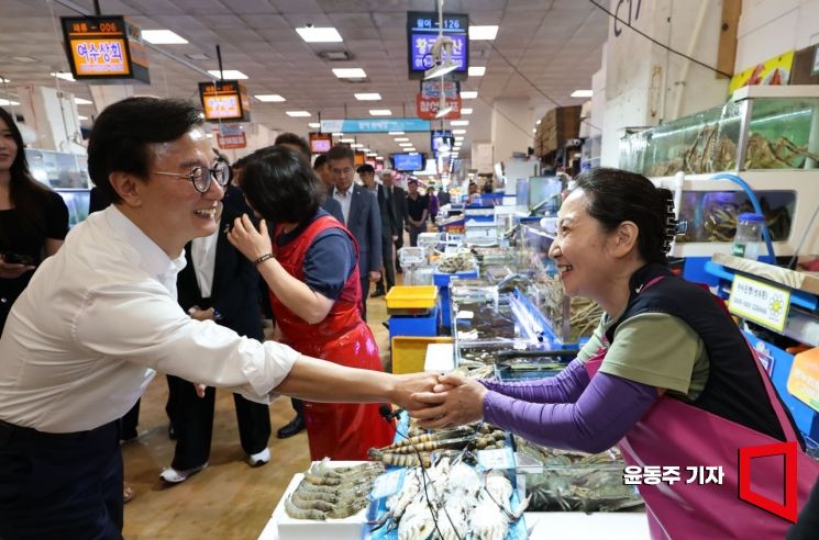 [포토] 노량진 수산시장 상인들 만나는 전재수 장관