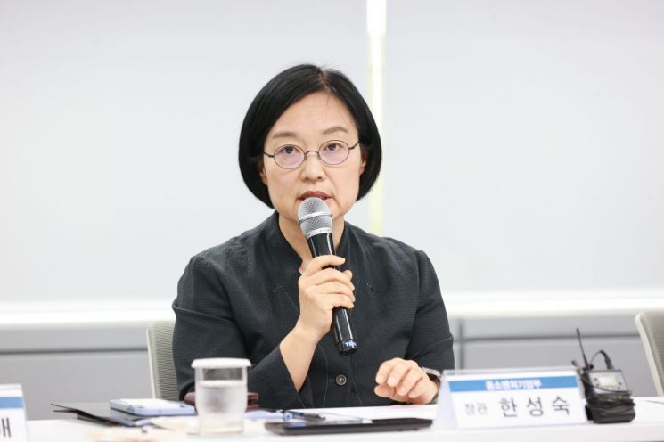 한성숙 장관, 선학동 골목형상점가 방문…"맞춤형 지원 추진"