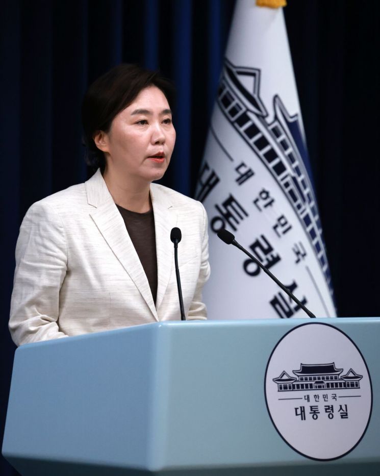 강유정 대통령실 대변인이 29일 서울 용산 대통령실 청사에서 국무회의 등과 관련해 현안 브리핑을 하고 있다. 연합뉴스