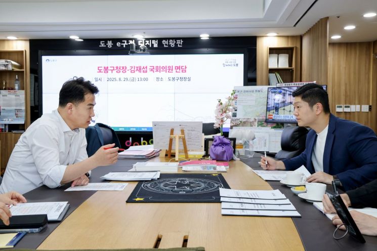 오언석 도봉구창장(왼쪽)과 김재섭 국회의원(오른쪽)이 도봉구 지역 현안에 대해 논의하고 있다. 도봉구 제공.