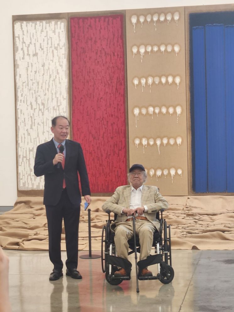 29일 오전 파주 하종현아트센터에서 하종현 작가(오른쪽)와 그의 아들인 하윤 하종현예술문화재단 이사장이 발언하고 있다. 서믿음 기자