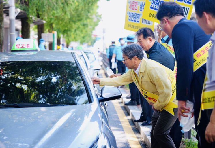 [포토] 운수종사자 폭염 극복 '생수 나눔'