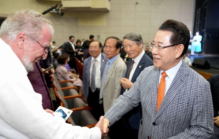 ‘2025 전남국제수묵비엔날레’ 개막식이 29일 오후 목포문화예술회관에서 열린 가운데 김영록 전라남도지사가 참여 작가들과 인사를 나누고 있다. 전남도 제공