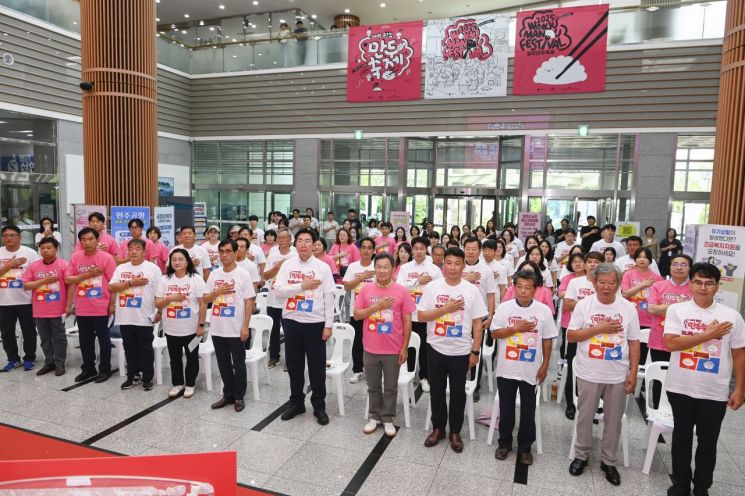 원강수 시장 "원주만두축제, 한국 대표 브랜드 축제로 자리매김 시키자"