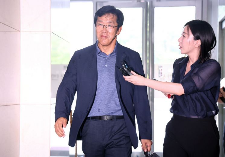 황유성 전 방첩사령관 채상병 특검 출석…'수사외압 정황' 질문에 '묵묵부답'