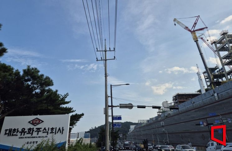 울산 울주군 온산읍에 위치한 대한유화 온산공장 입구에 간판이 놓여 있다. 대한유화 입구 바로 맞은 편에는 에쓰오일이 9조원을 들여 투자한 대규모 석유화학 통합생산(COTC) 설비 공사가 진행되고 있다. 울산=오지은 기자
