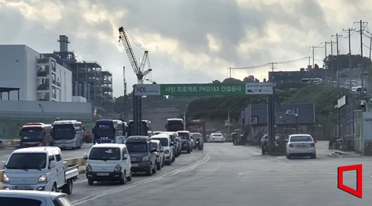 지난달 울산 온산 석유화학산업단지에서 에쓰오일 샤힌 프로젝트의 일환으로 설비를 건설하기 위한 차들이 드나들고 있다. 오지은 기자