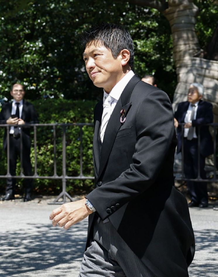일본 극우 성향 정당 참정당의 가미야 소헤이 대표가 패전일인 지난 15일 일본 도쿄 야스쿠니신사 참배를 위해 이동하고 있다. 연합뉴스