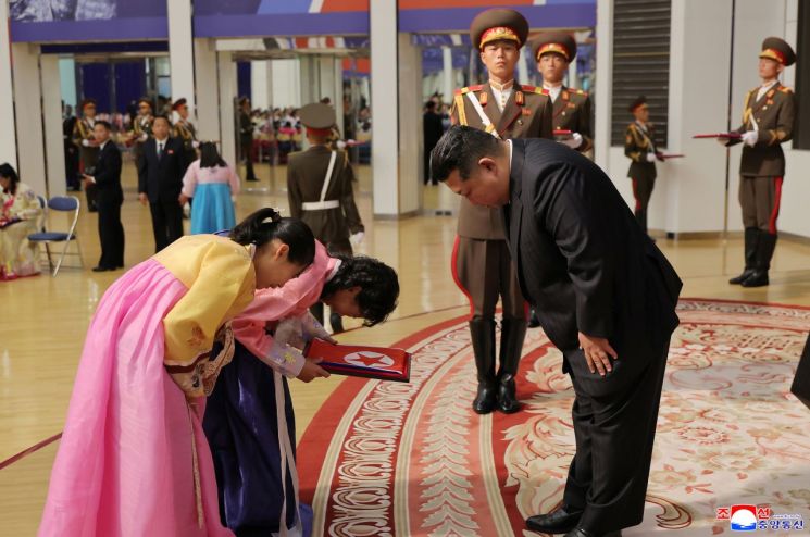 김정은 북한 국무위원장이 29일 평양 목란관에서 해외군사작전에서 특출한 공훈을 세운 참전열사들의 유가족들을 만나 위로하고 기념사진을 찍었다고 조선중앙통신이 30일 보도했다. 조선중앙통신, 연합뉴스