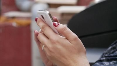 "모든 시민, 스마트폰 하루 2시간으로 제한"…지자체 조례에 日 시민들 '발칵'