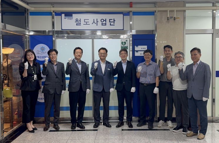 민경선 경기교통공사 사장(왼쪽 네 번째)이 지난 28일 '철도사업단' 창단식을 개최한 후 참석자들과 기념촬영을 하고 있다. 경기교통공사 제공