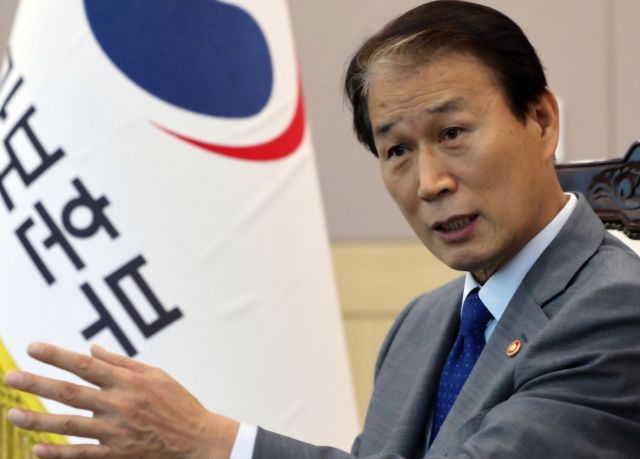 권오을 3대 국가보훈부장관.