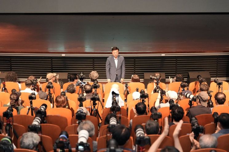 신상진 성남시장이 ‘2025 성남 포토콘서트’에 참석해 참석자들에 인사를 하고 있다. 성남시 제공