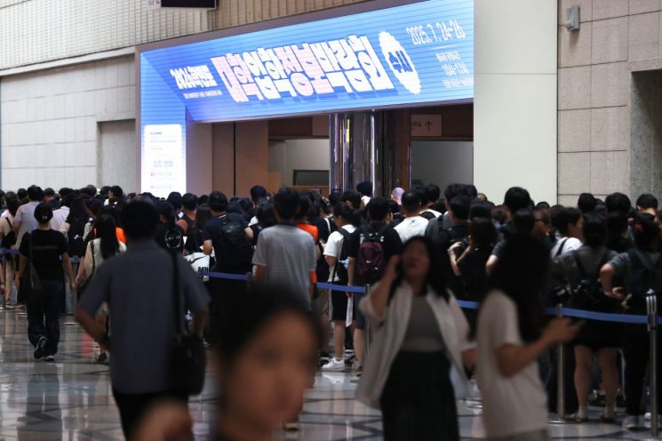 서울 강남구 코엑스에서 열린 '2026학년도 수시대학입학정보박람회'에 입장하기 위해 수험생과 학부모들이 줄을 서 있다. 연합뉴스