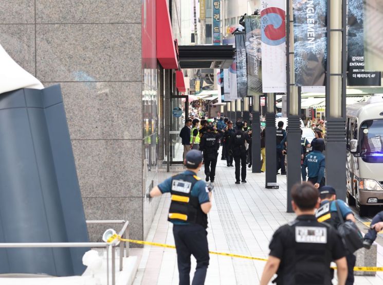지난 5일 서울 중구 명동 신세계백화점 본점에 폭발물을 설치했다는 협박 글이 인터넷 커뮤니티에 올라와 신고받고 출동한 경찰이 수색하고 있다. 연합뉴스