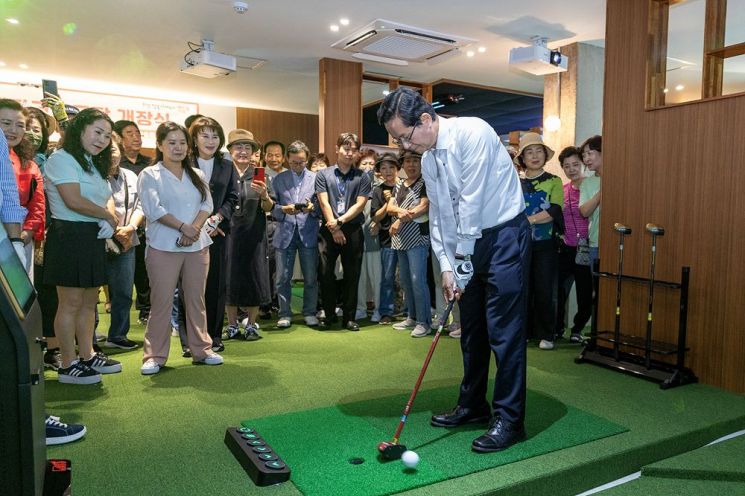 "굿샷~" 파크골프도 스크린으로…영등포구, 실내파크골프 7곳으로 확대