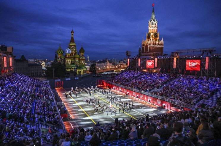 모스코바에서는 오페라, 연극을 비롯해 외발자전거를 타는 광대의 묘기까지 야외무대 14곳에서 각종 공연이 펼쳐졌다. EPA연합뉴스