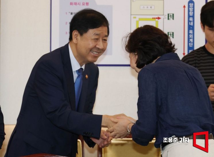 [포토] 위원들과 인사 나누는 구윤철 경제부총리