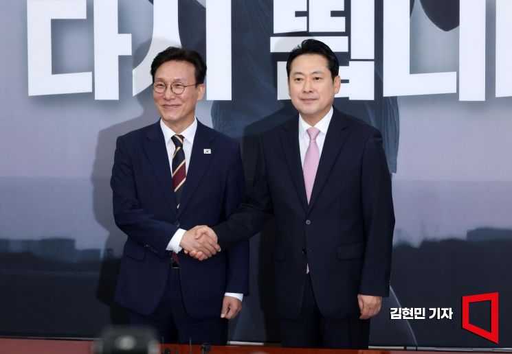 장동혁 국민의힘 대표와 김민석 국무총리가 1일 국회에서 만나 악수하고 있다. 2025.9.1 김현민 기자