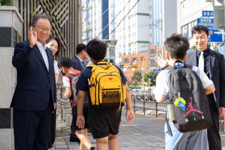 김석준 부산교육감(왼쪽)이 명륜초 학생들을 격려하고 있다.