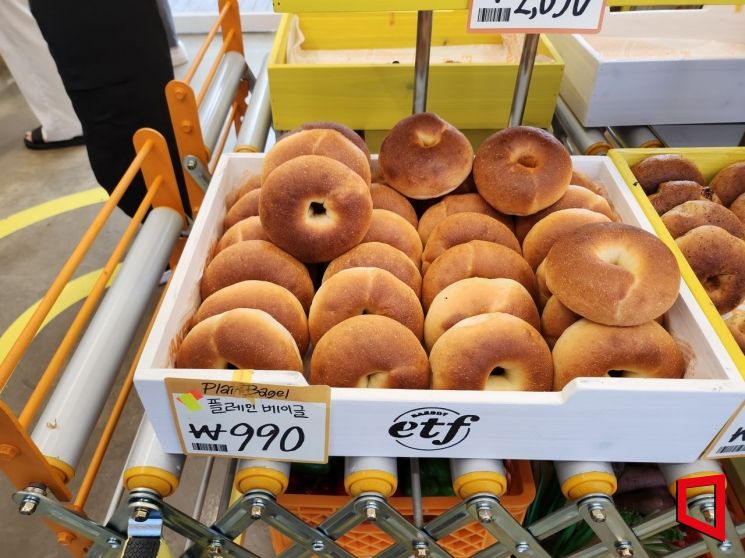 "It's Amazing How Cheap It Is"... Consumers Cheer for '990-Won Salt Bread' Despite Controversy [Reportage]