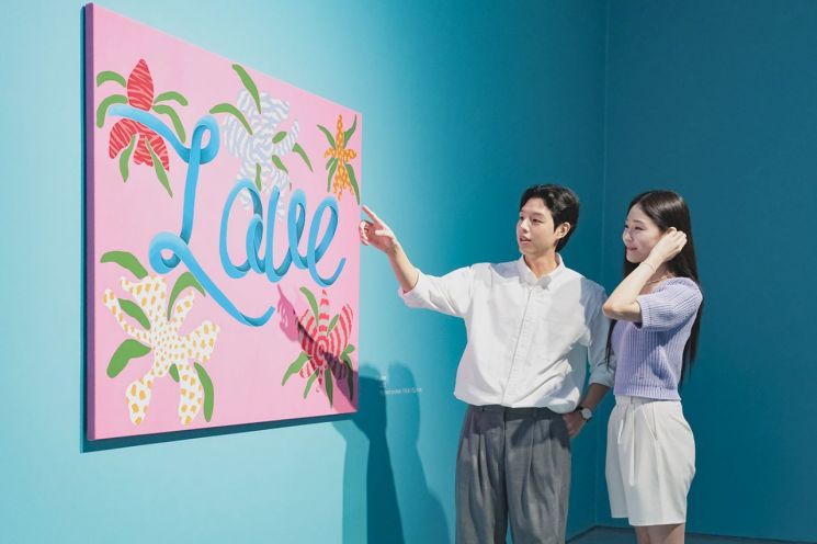 1일 오전 인천 영종도 파라다이스시티 ‘파라다이스 아트 스페이스’에서 열린 ‘파라다이스 파운드(Paradise Found)’ 전시 프리 오픈 행사에서 관람객이 미국 뉴욕 팝아트 작가 조엘 메슬러의 작품을 감상하고 있다. 파라다이스 제공
