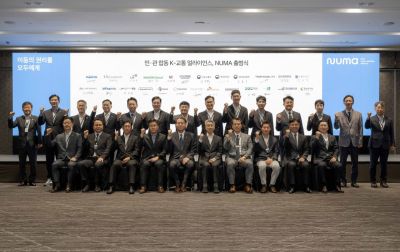 나채범 한화손해보험 대표(앞줄 오른쪽 첫번째)가 1일 오전 서울 광진구 그랜드 워커힐 서울 호텔에서 열린 미래 모빌리티 민관협의체 'NUMA' 출범식에 참여해  관계자들과 기념촬영을 하고 있다. 한화손보