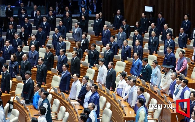 1일 국회에서 열린 정기국회 개회식에서 한복과 상복을 입은 여야 의원들이 국기에 대한 경례를 하고 있다. 2025.9.1 김현민 기자