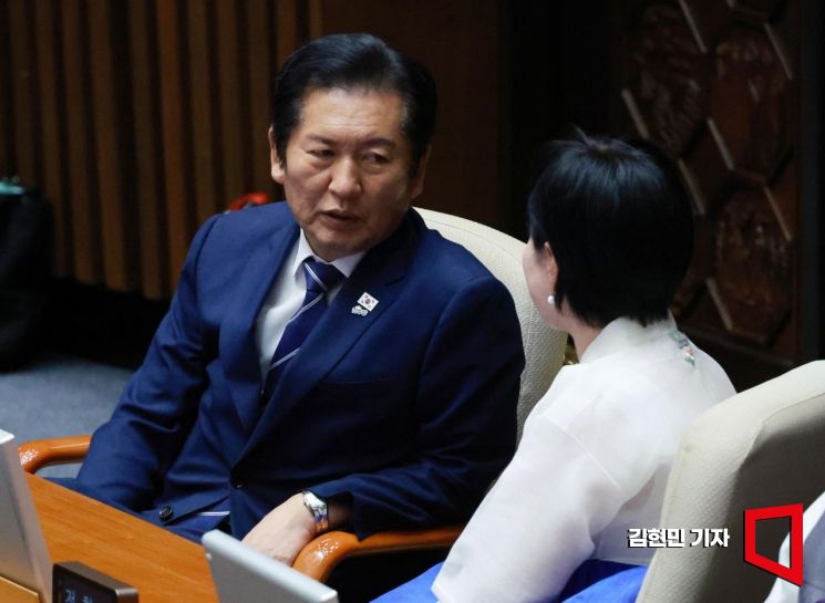 지난 1일 국회에서 열린 정기국회 개회식에서 정청래 더불어민주당 대표와 전현희 최고위원이 대화하고 있다. 김현민 기자