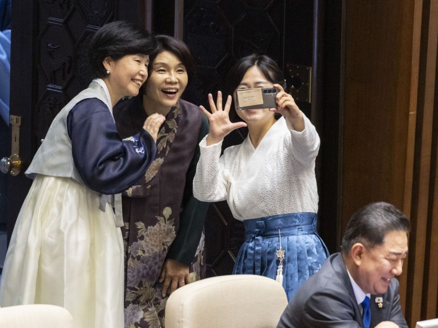 한정애 더불어민주당 정책위의장(가운데), 백해련(왼쪽), 백승아 의원이 1일 국회에서 열린 정기국회 개회식에 한복을 입고 참석해 휴대전화로 '셀카'를 찍고 있다. 연합뉴스